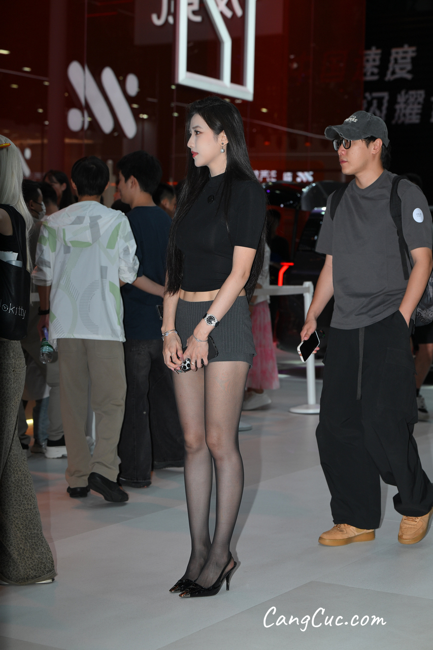 [精选街拍作品] No.5052 气质黑丝长发